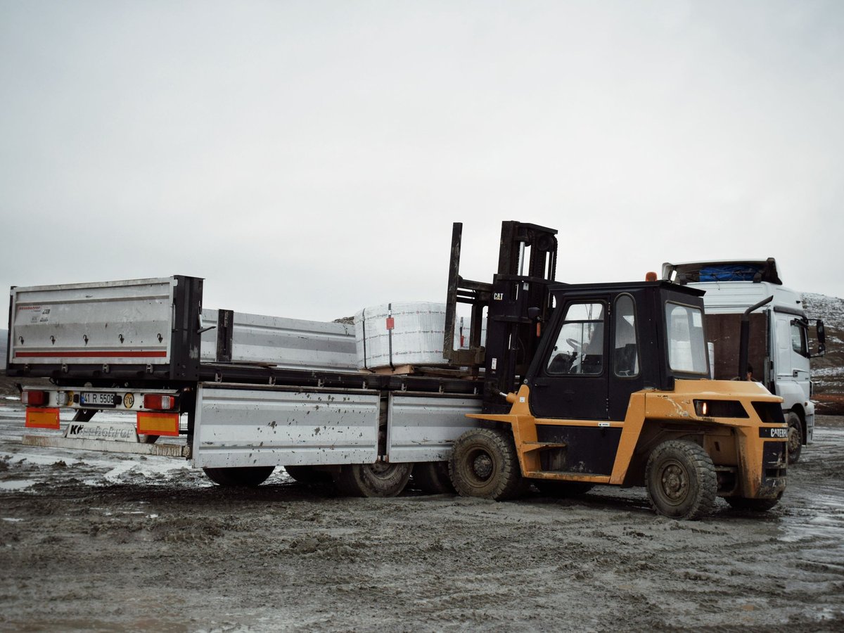 Açık sahada forkliftin tırın kasasına yük yüklemesi